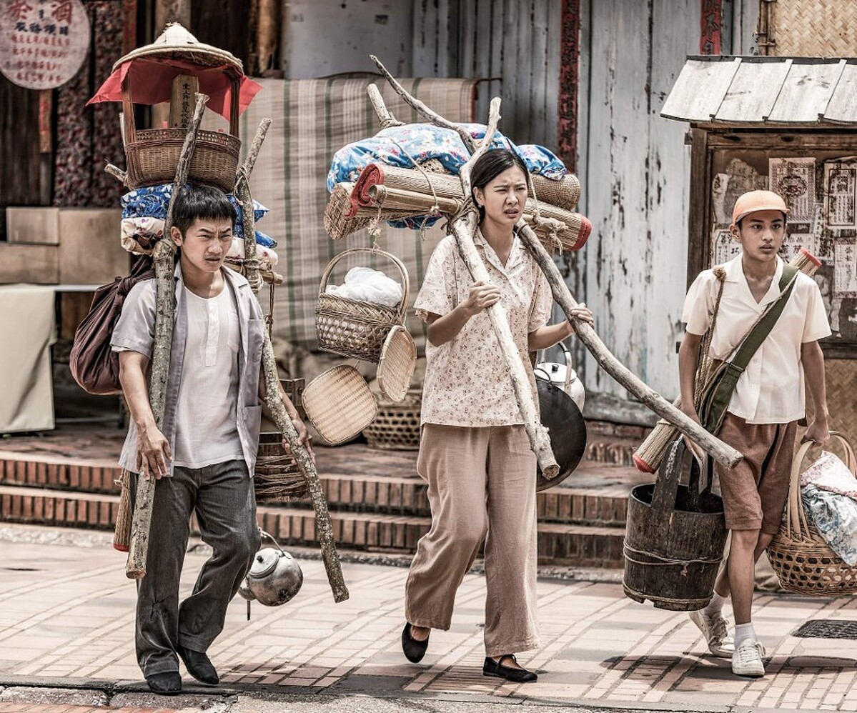 阿春(中)帶著弟弟阿發(左)和兒子永隆(右)當&rdquo;背包客&rdquo;徒手搬家