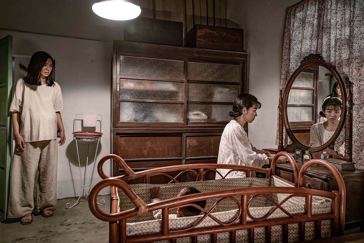 阿春(左)與千佳(右)，是生母與養母、元配與代理孕母的複雜關係，即使擁有名分但千佳備受威脅