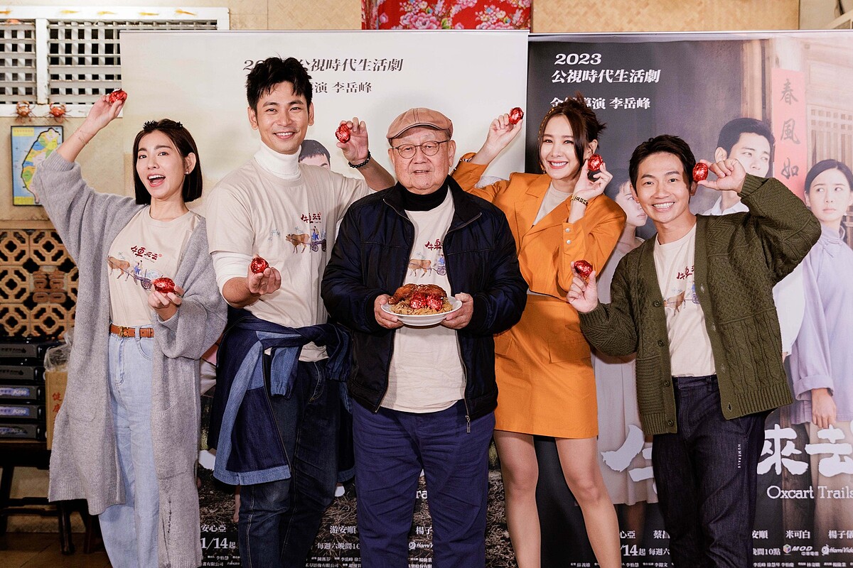 李岳峰(中)出席記者會與主要演員大合照