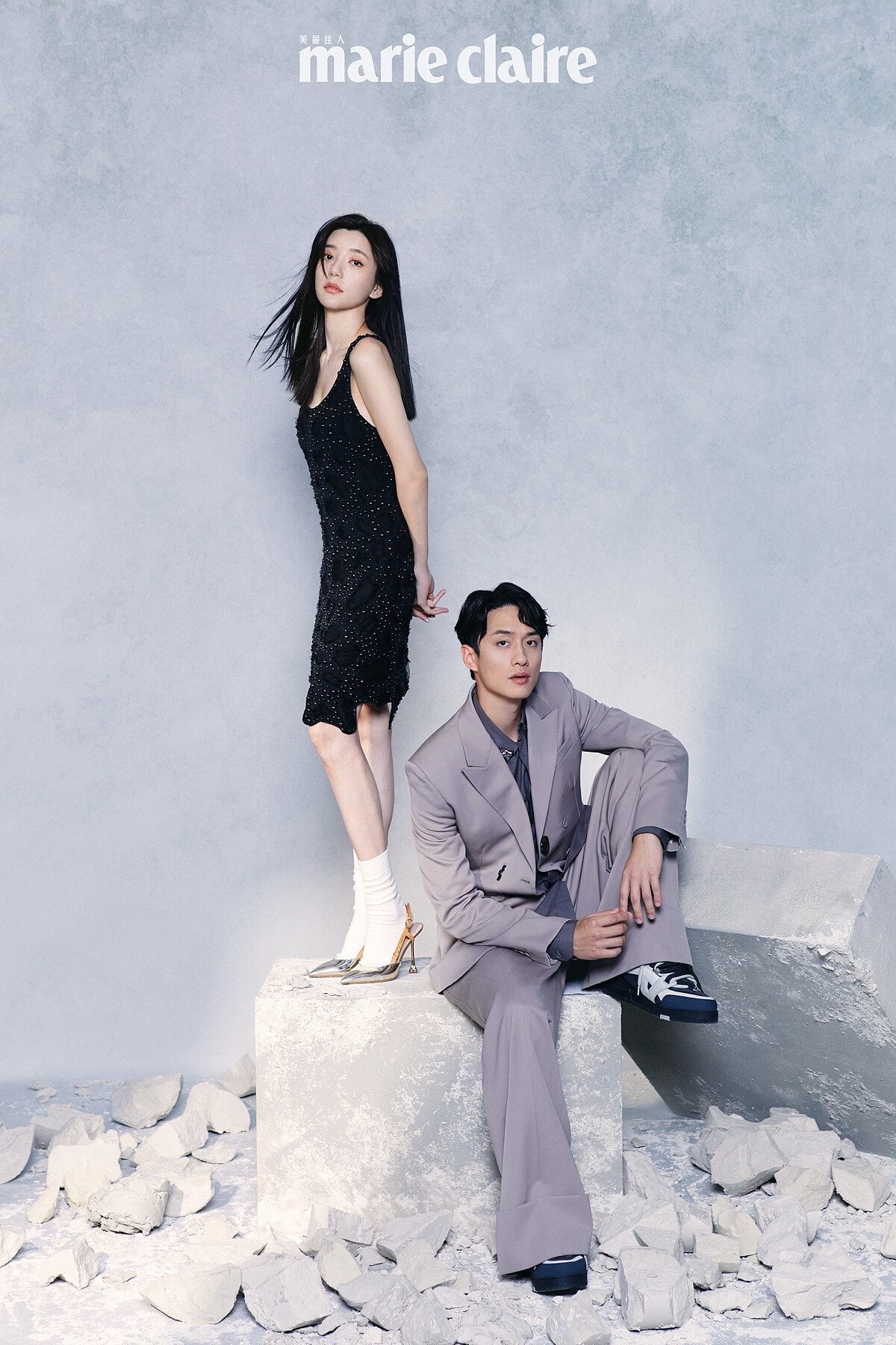 郭雪芙/黑色連身洋裝、金色高跟鞋,both by Louis Vuitton。劉俊謙/灰色西裝外套、灰色襯衫、灰色西裝長褲、灰色低筒球鞋,all by Louis Vuitton。