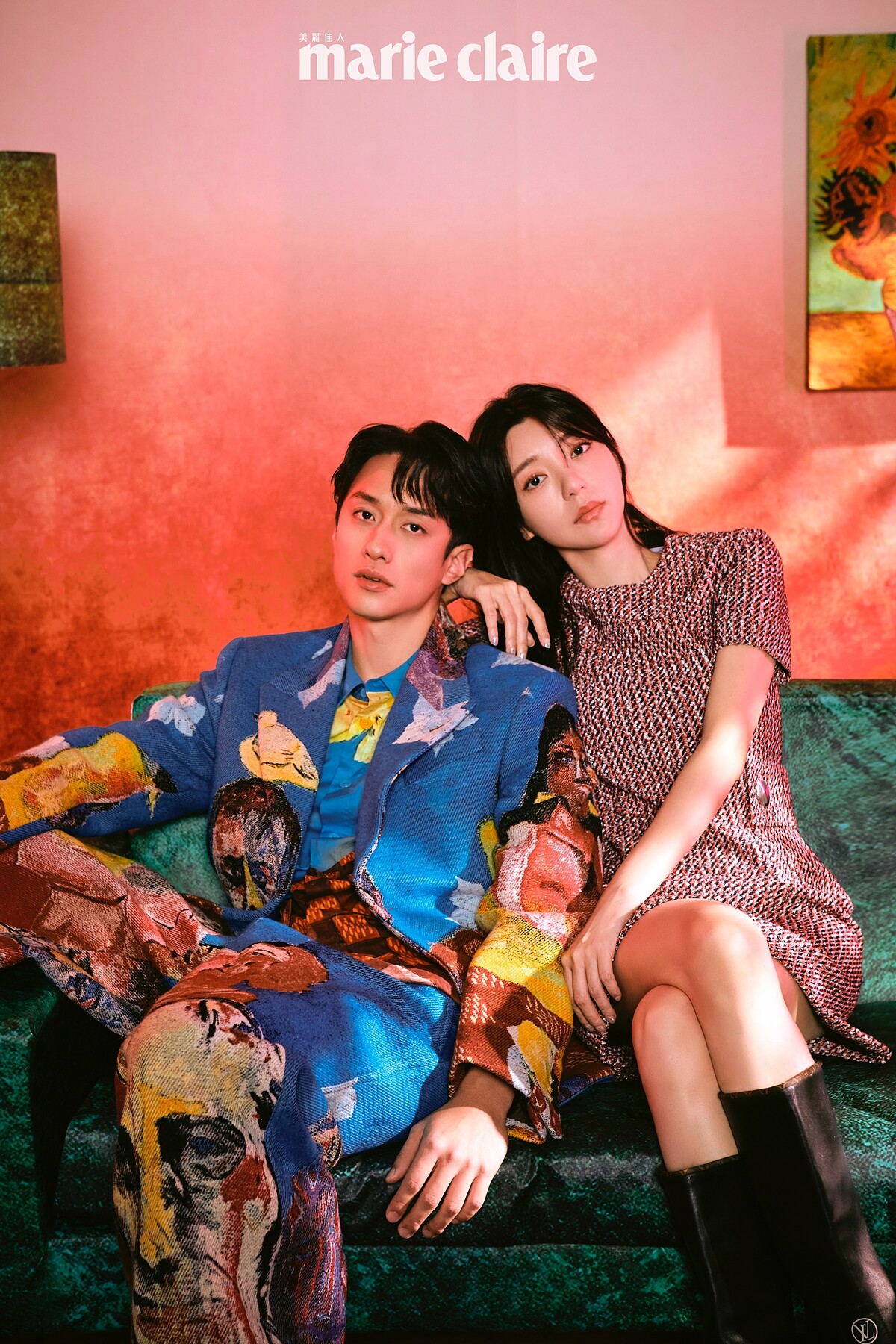 劉俊謙/印花西裝外套、印花襯衫、印花西裝長褲,all by Louis Vuitton。郭雪芙/紅色連身洋裝、黑色皮長靴,both by Louis Vuitton。