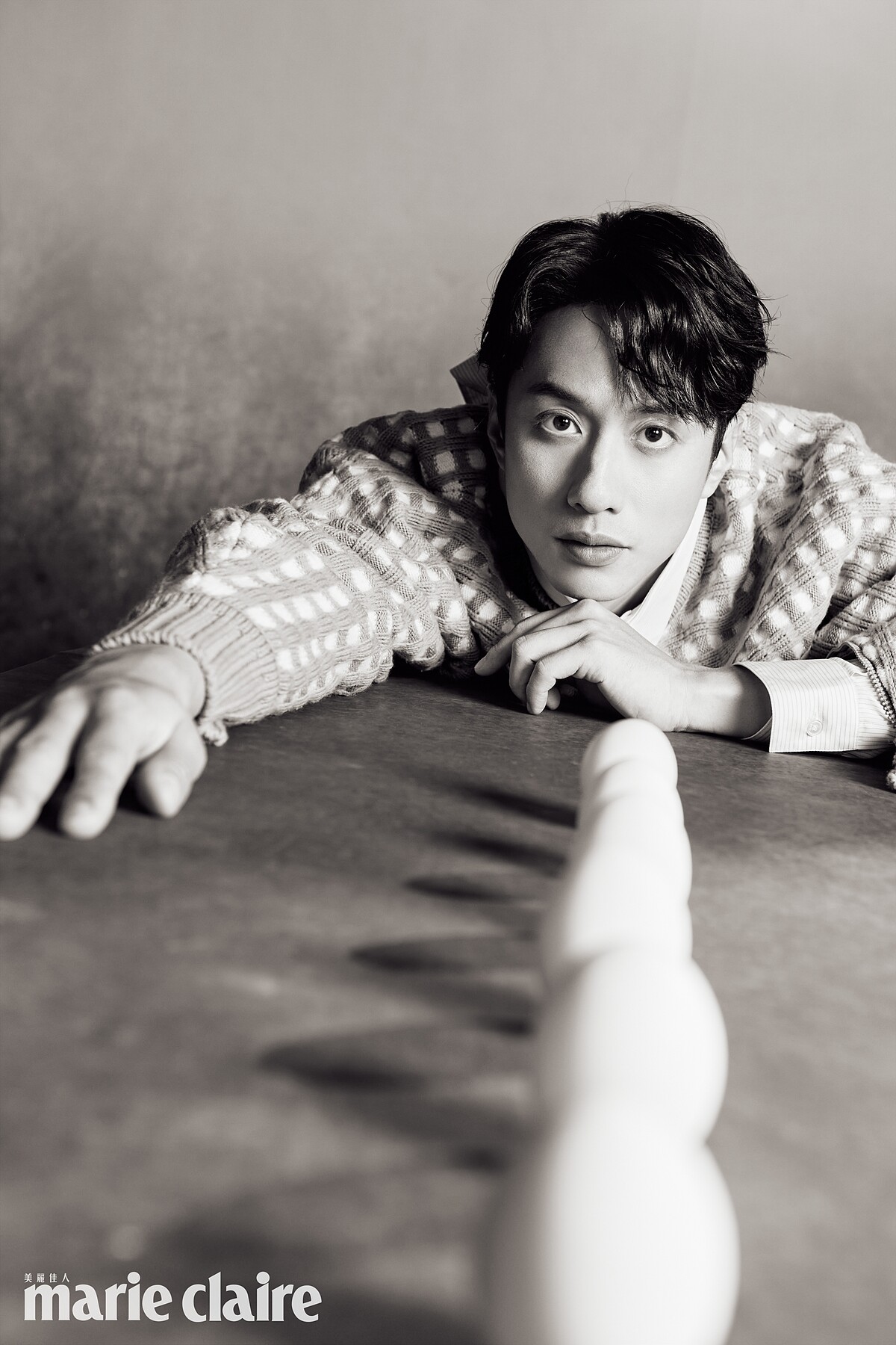 劉俊謙/藍色針織衫、白色襯衫,both by Dior。