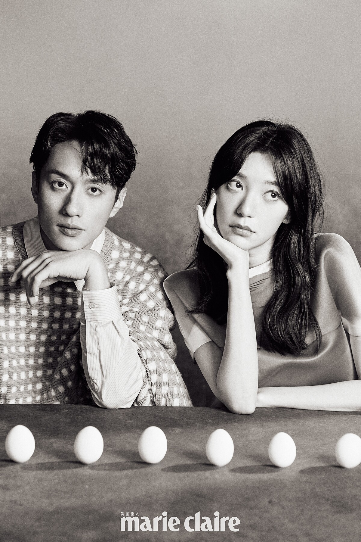 劉俊謙/藍色針織衫、白色襯衫,both by Dior。郭雪芙/紅色漸層連身洋裝,Loewe。