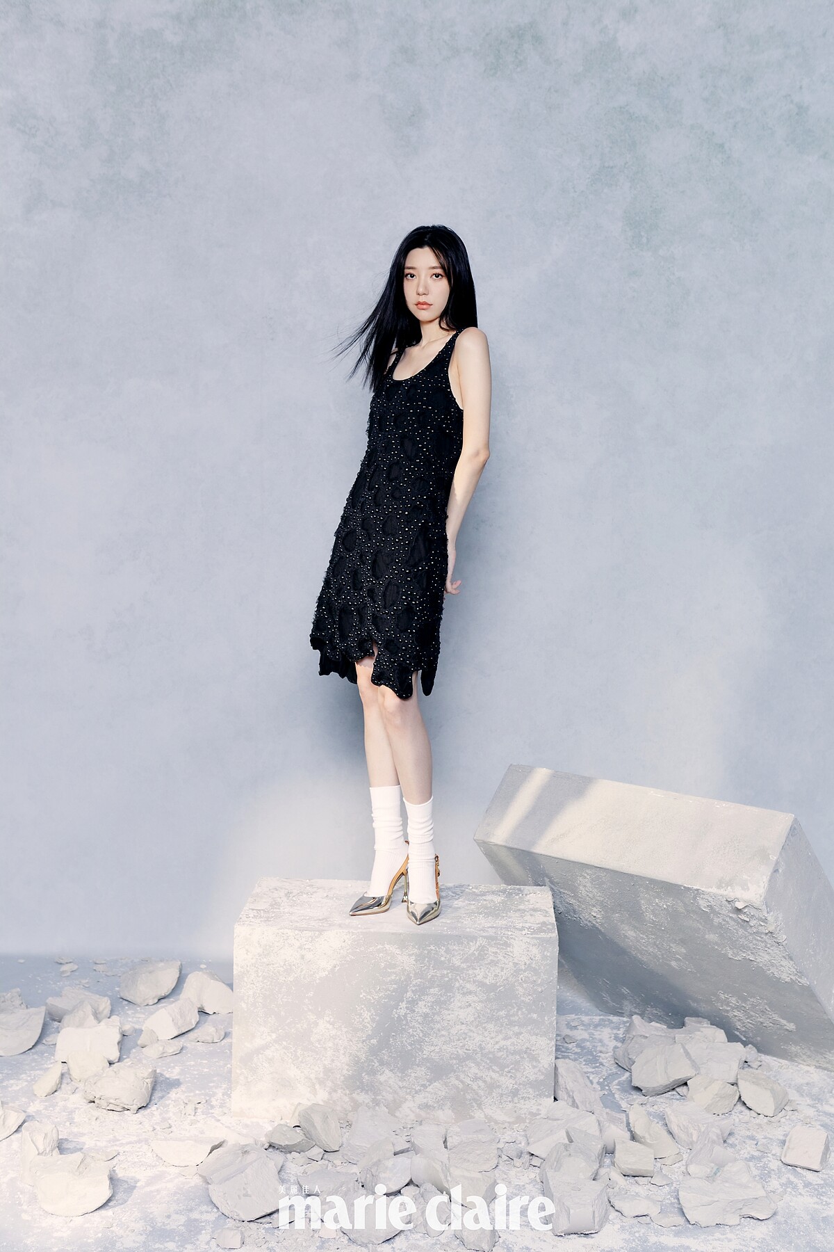 郭雪芙/黑色連身洋裝、金色高跟鞋,both by Louis Vuitton。