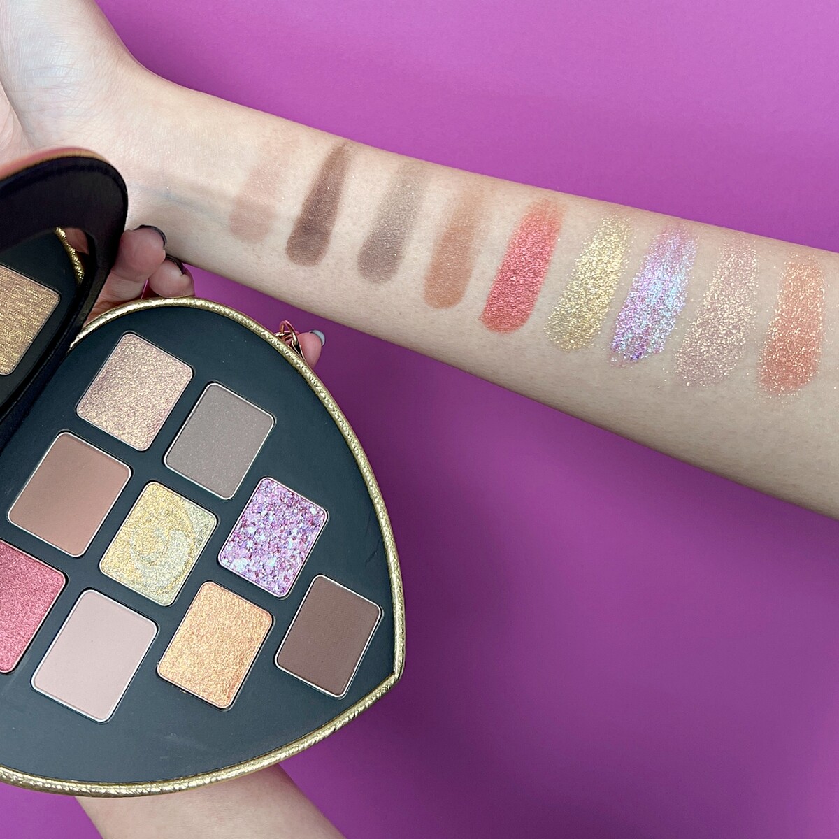 shu uemura植村秀X JOJO的奇妙冒險限量聯名彩妝石之海9色眼影盤手部試色。