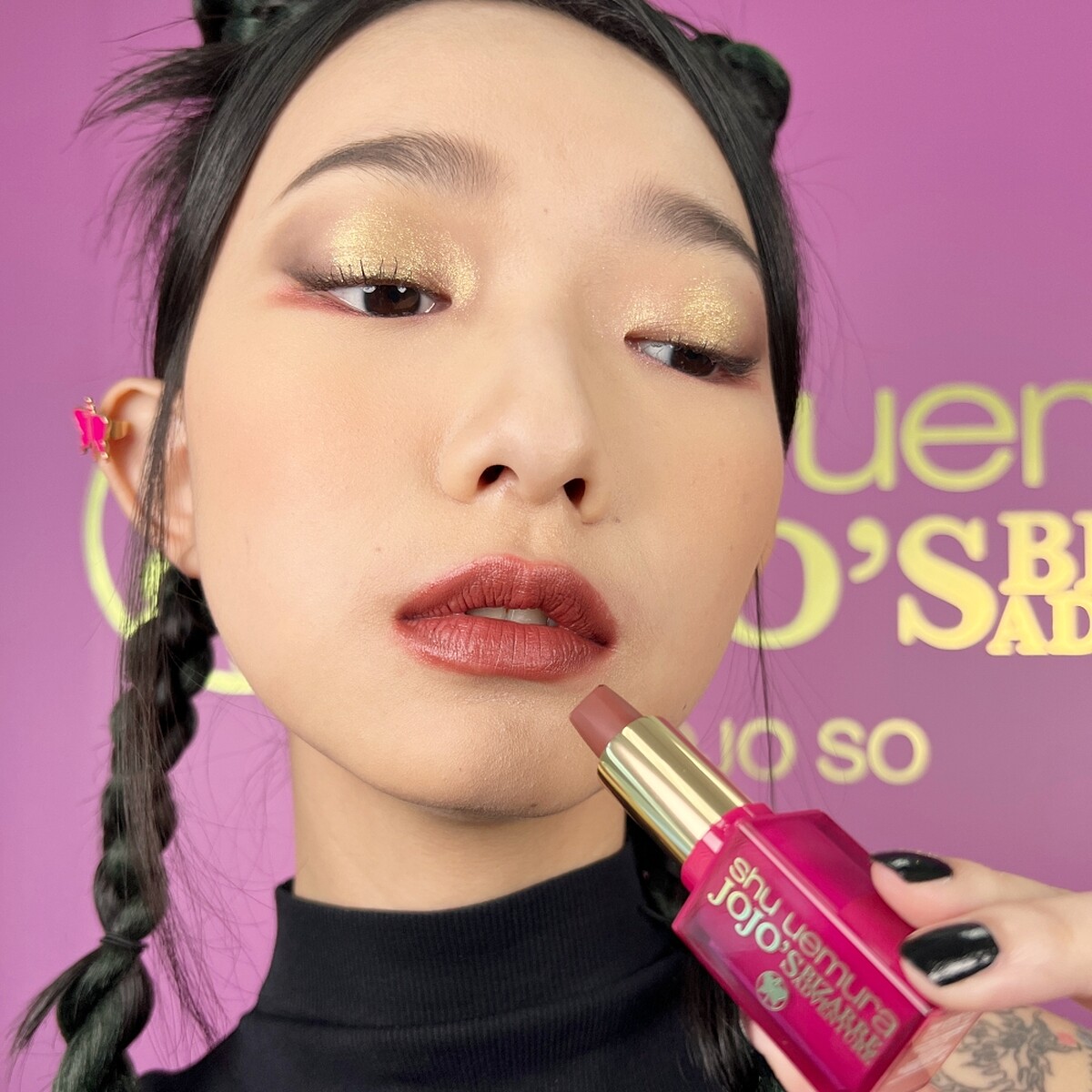 shu uemura植村秀X JOJO的奇妙冒險限量聯名彩妝無色限輕霧保濕唇膏#石之自由棕實擦試色。唇膏(3色)，NT1,250