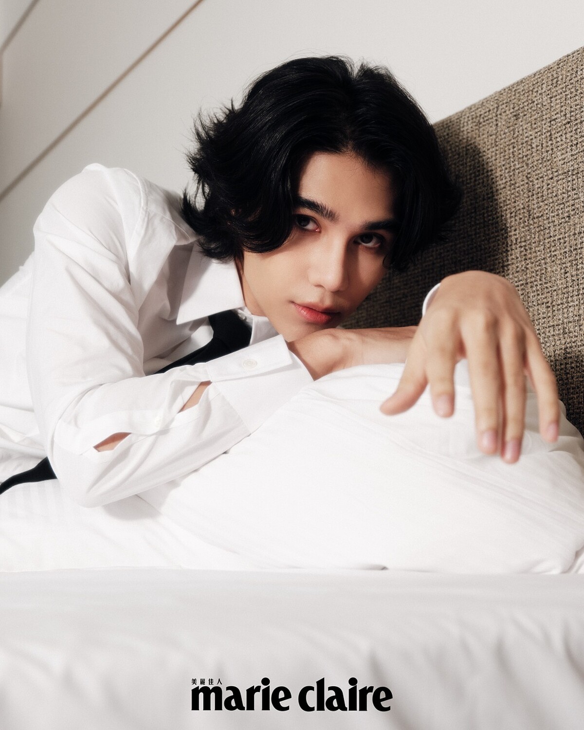 白色襯衫、黑色領帶，Both by Valentino。