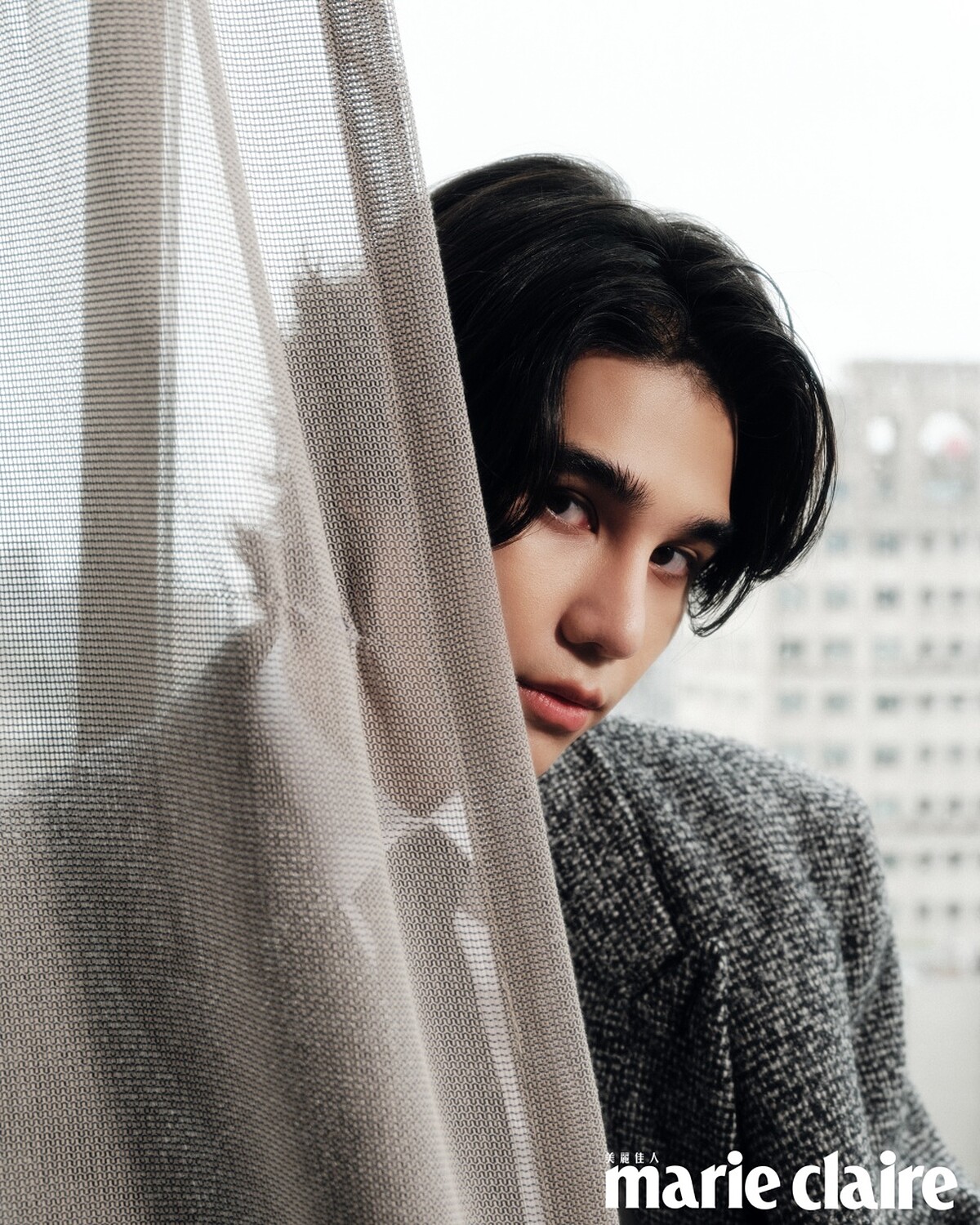 灰色長大衣、白色襯衫、黑色領帶，all by Valentino。