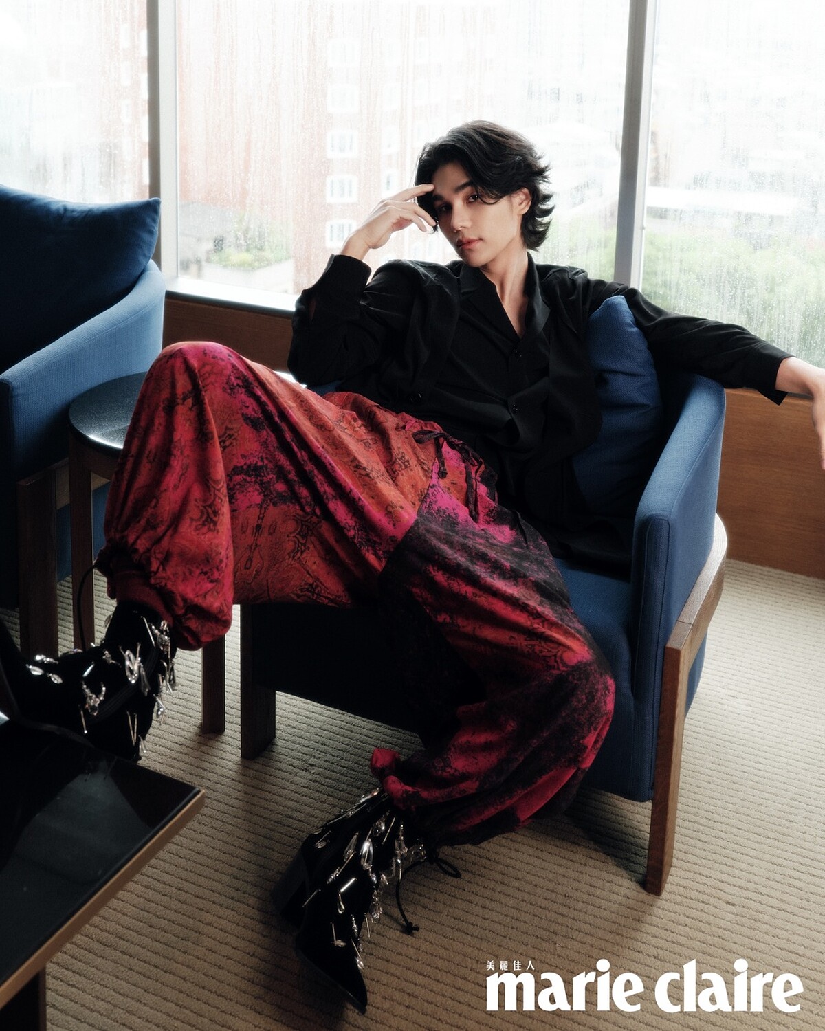 黑色假兩件西裝外套、紅色印花寬鬆縮口褲，both by Ground Y；黑色高跟短靴，Christian Louboutin。