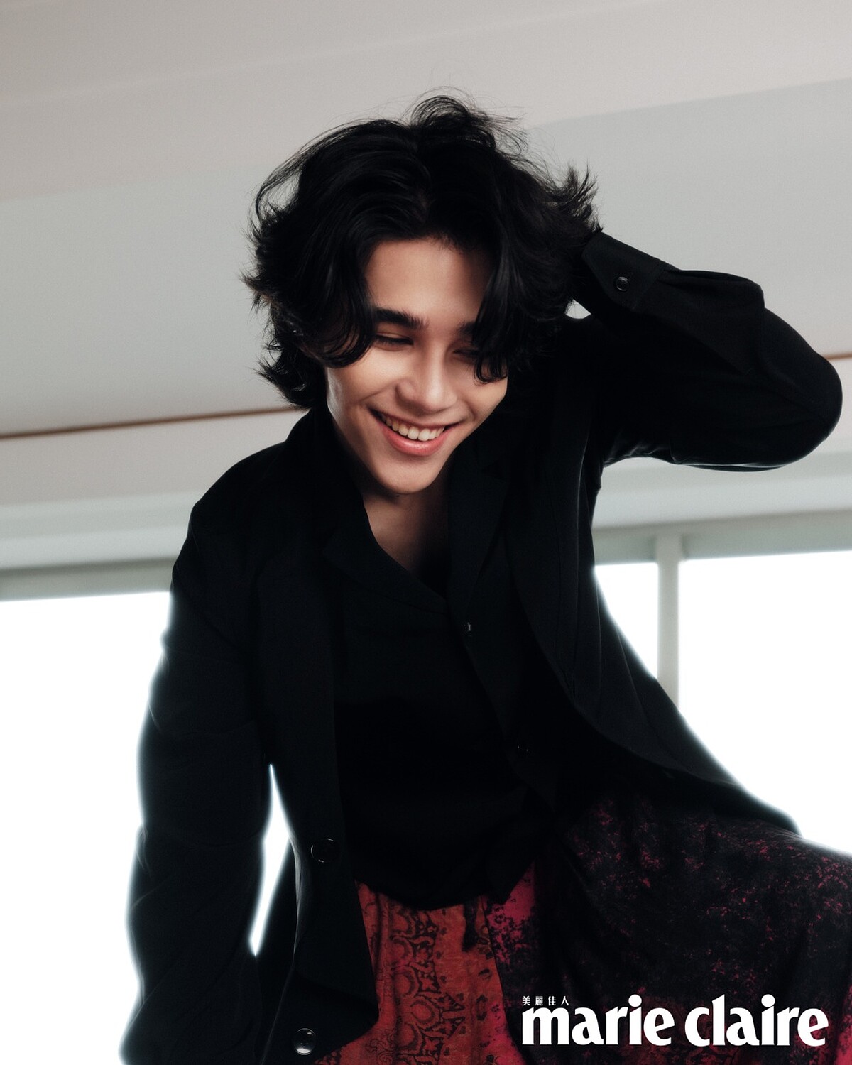 黑色假兩件西裝外套、紅色印花寬鬆縮口褲，both by Ground Y