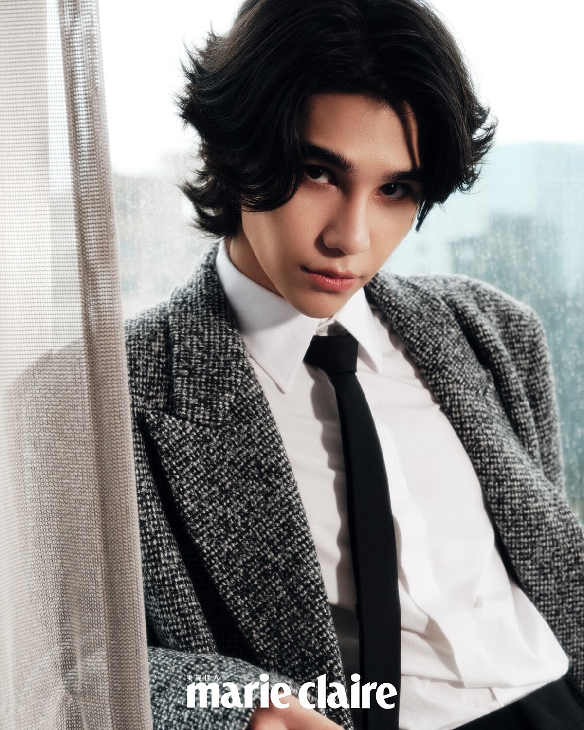 灰色長大衣、白色襯衫、黑色領帶、黑色西裝長褲，all by Valentino。