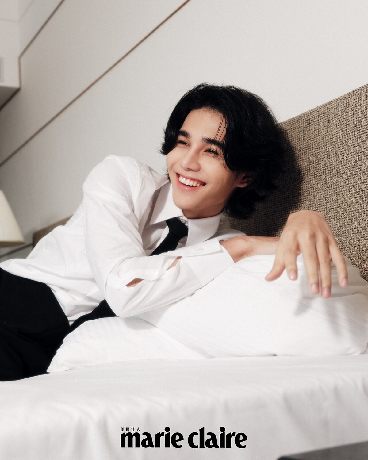 白色襯衫、黑色領帶、黑色西裝長褲，all by Valentino。