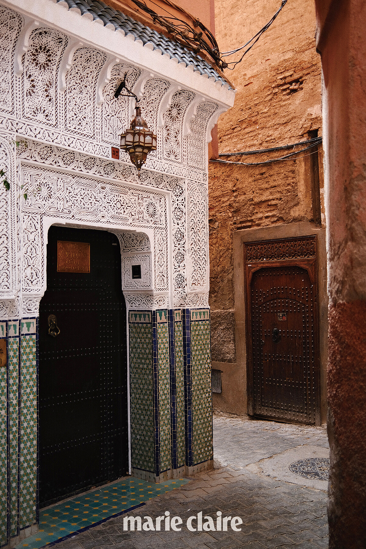 巷弄內的 Riad。也可稱為或 Riyad（阿拉伯語：رياض，羅馬化：riyāḍ）是一種傳統的摩洛哥和安達盧西亞室內花園或與房屋和宮殿建築相關的庭院。它的起源一般歸因於伊斯蘭時期流行的波斯花園。如今，該術語在摩洛哥經常用於指代具有共享公共區域和私人房間的酒店式住宿，通常位於經過修復的傳統豪宅內。