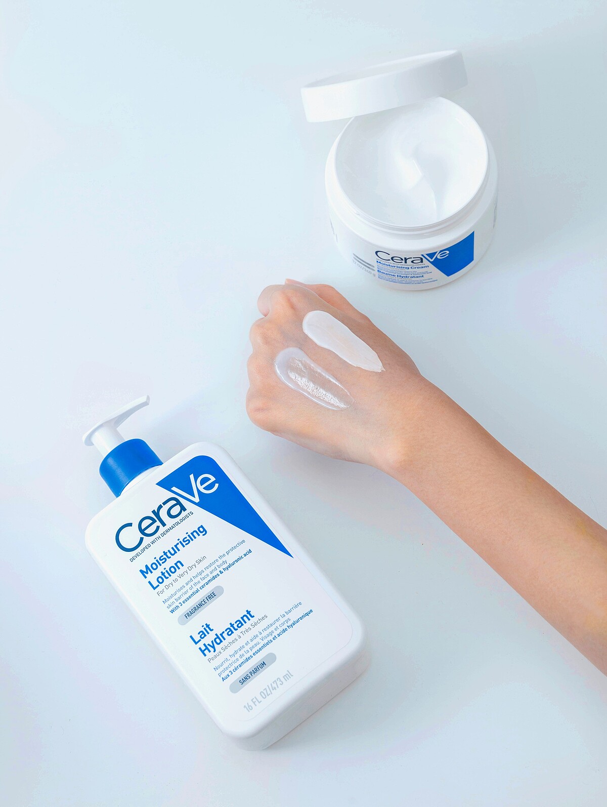 左方為《長效清爽保濕乳》質地水潤、右方為《長效潤澤修護霜》質地綿密