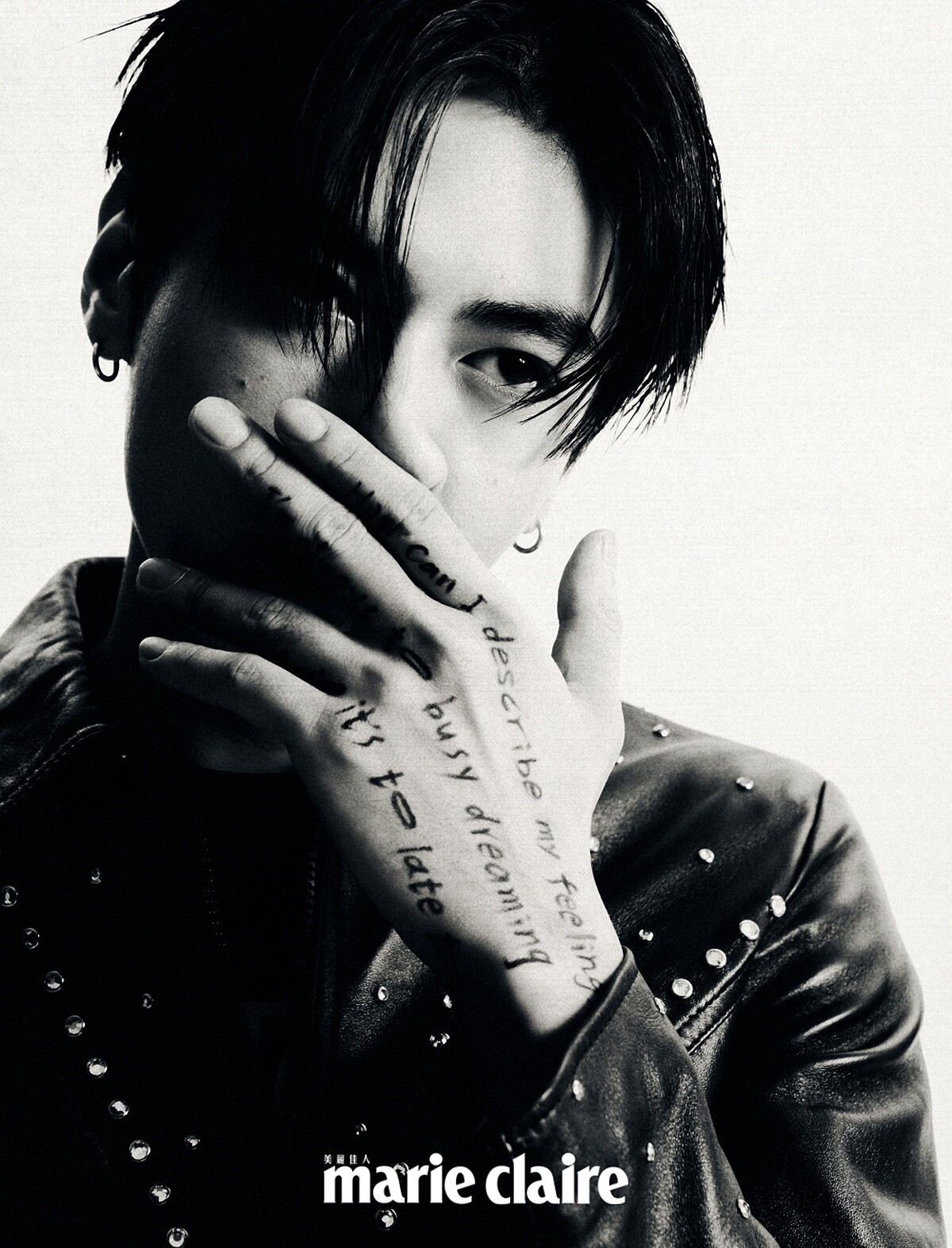 鉚釘裝飾皮外套、黑色印花背心、黑色皮褲，all by Celine。