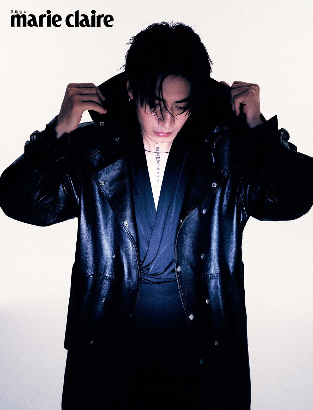 V領絲滑纏裹式背心、黑色皮大衣、黑色長褲、黑色踝靴，all by all by Saint Laurent。