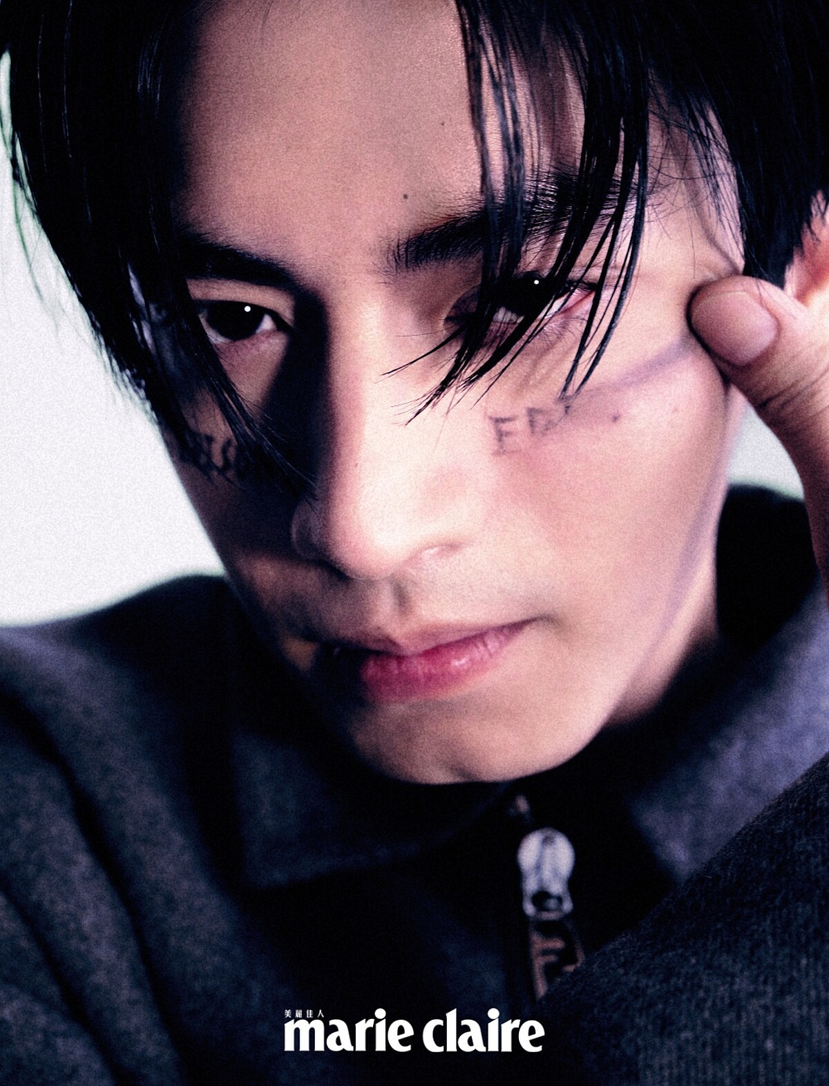 灰色毛料披肩式外套，Fendi。