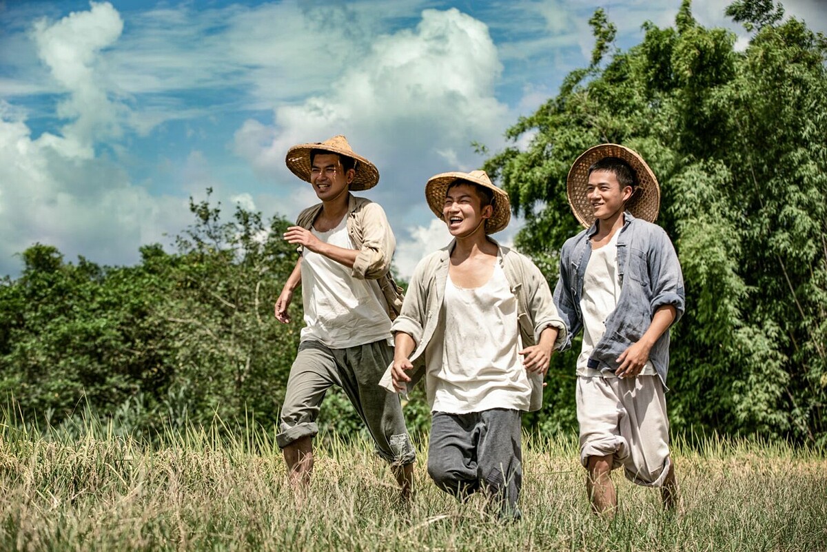 蔡昌憲(中)、潘逸安(左)、張景閎(右)飾演從小結伴的好兄弟,三人組成牛車三劍客