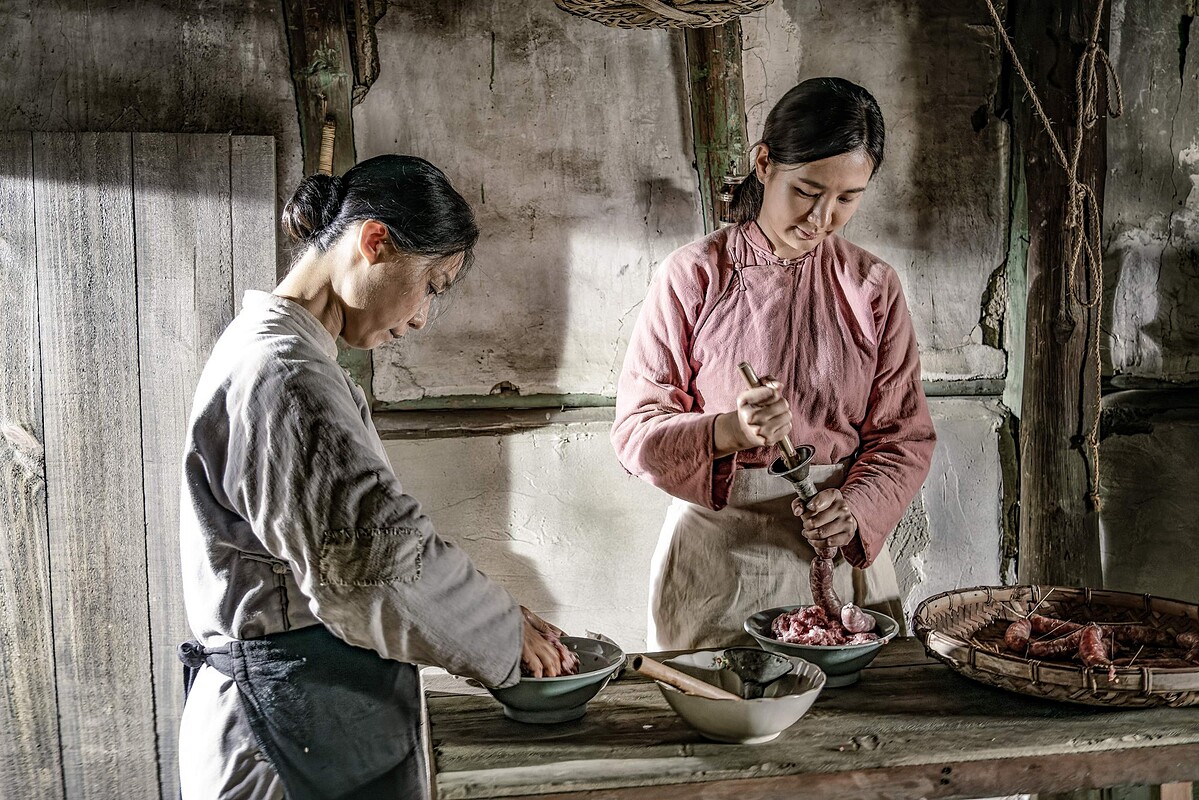 安心亞(右)飾演佃農媳婦,與黃婕菲(左)飾演的婆婆情同母女