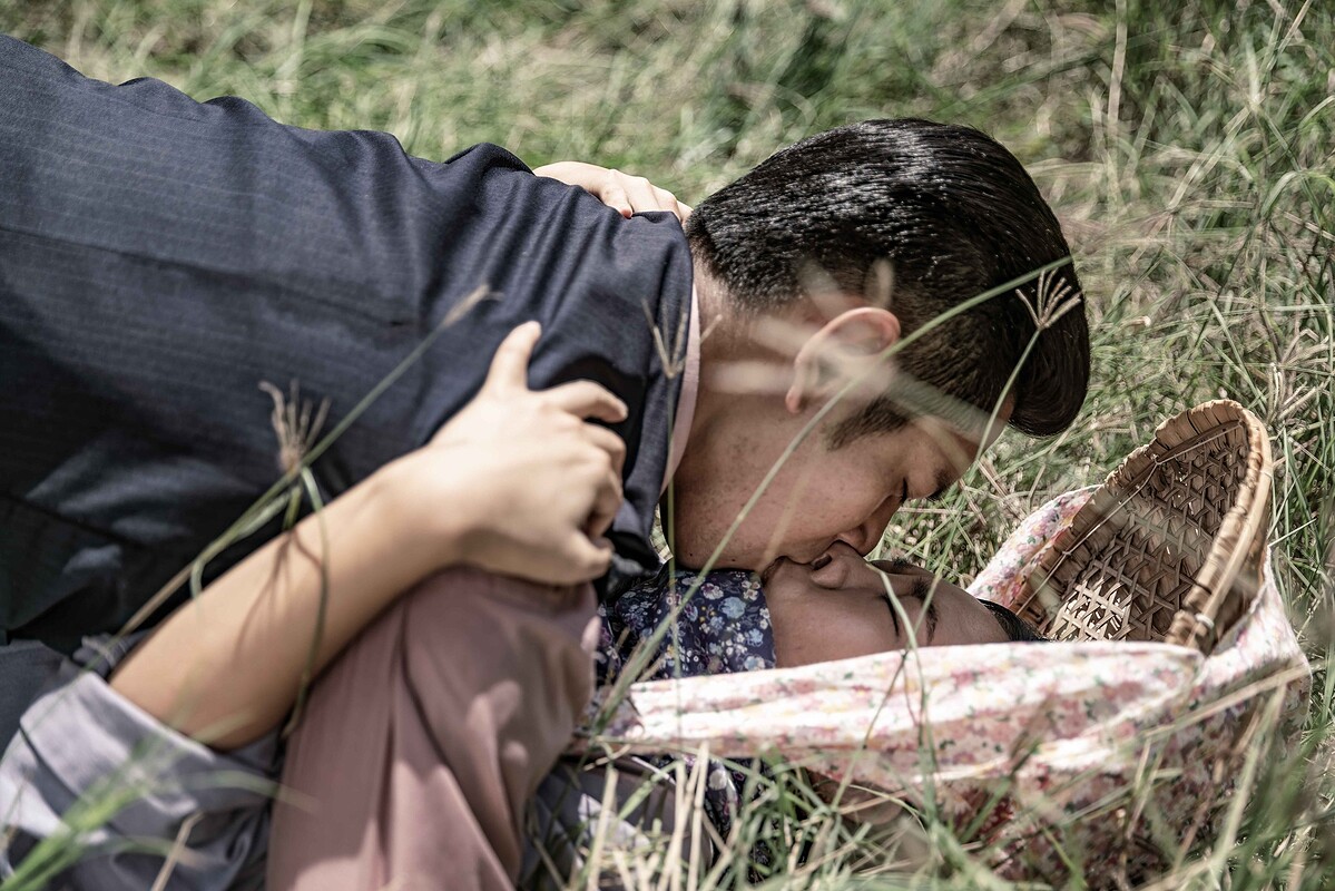 楊子儀(上)和安心亞(下)戰後再重逢情不自禁上演草地吻