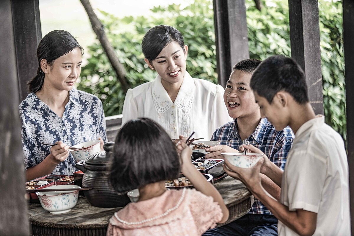 米可白(左二)在劇中情緒、心情、身分的層次表現可圈可點