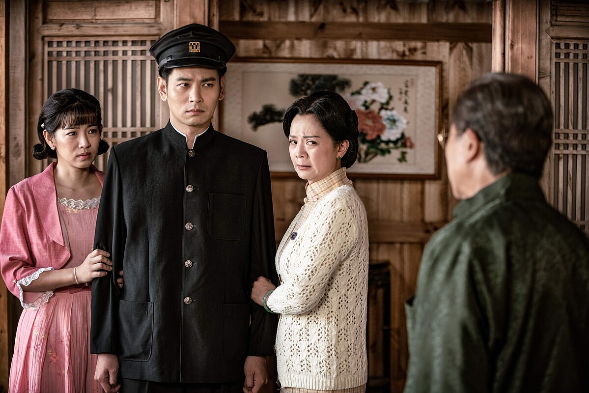 楊子儀(左二)飾演單純熱心的少爺,為好友作保被拖累,被送去作兵