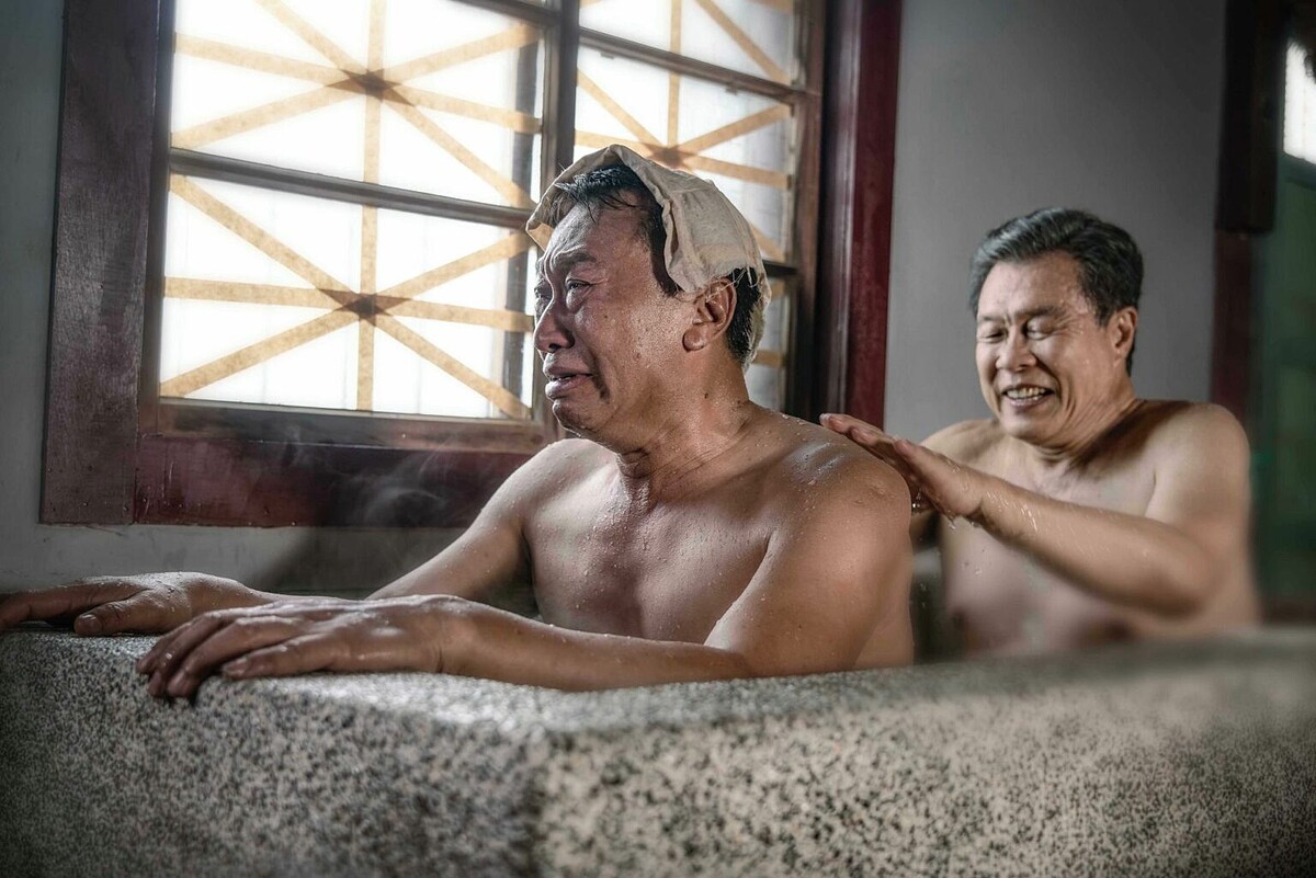 飾演地主的楊烈為飾演佃農的游安順刷背,真摯感人的友情逼哭不少網友