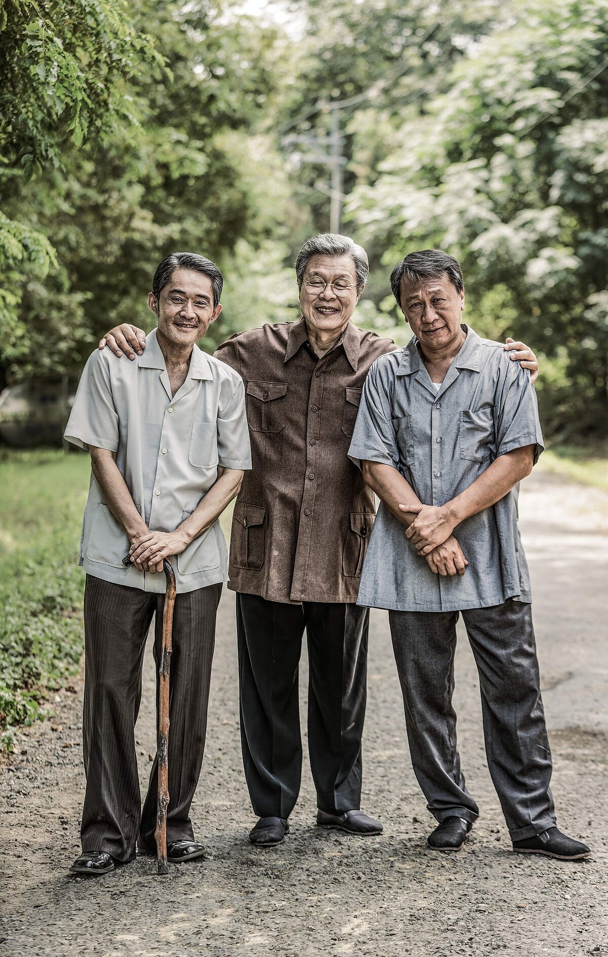 蔡昌憲(中)飾演的阿發愛打抱不平,從小最愛聽廖添丁故事朋友還是老的好,楊烈(中)、江國賓(左)、游安順(右)演繹無血緣家人的美好