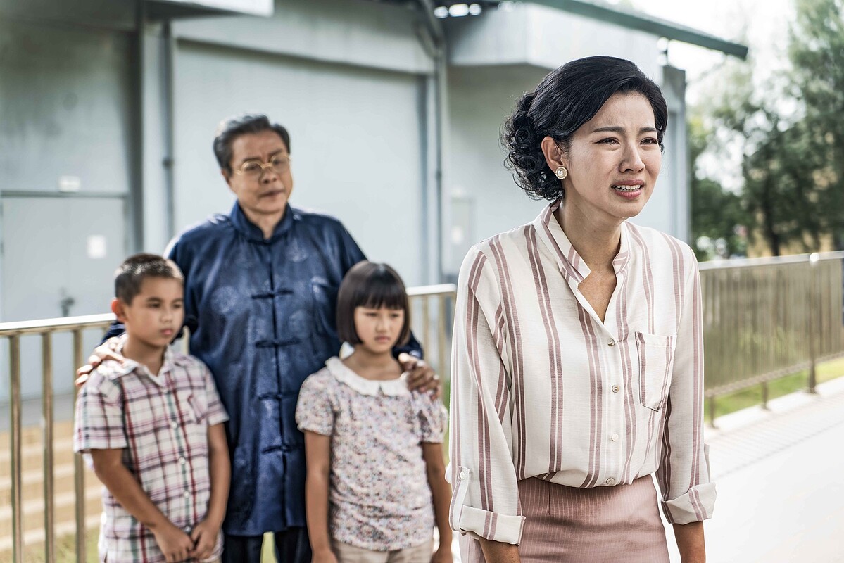 米可白(右)在劇中歷經萬千,少不經事的千金磨練成持家有成的女人