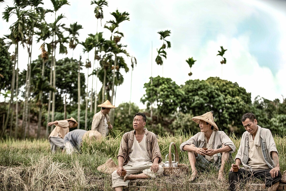 游安順(左)、陳博正(中)、張馥桂(右)飾演勤奮的佃農,彼此扶持走過辛苦歲月