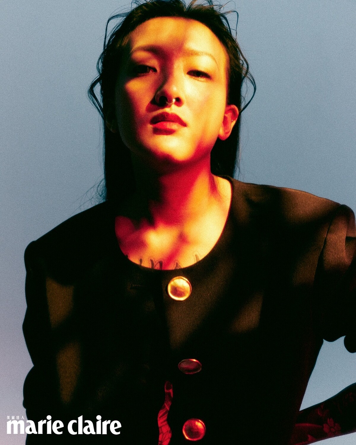 金釦裝飾外套、皮革喇叭褲，all by H&M。