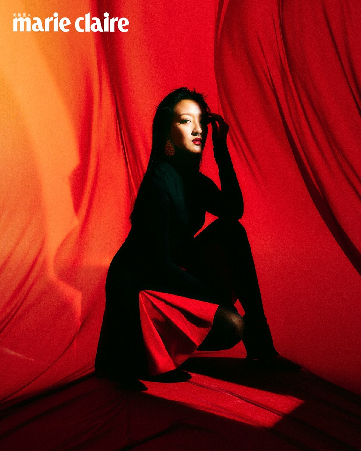 高領雙色百褶短裙、黑色絲襪、漆亮皮尖頭高跟鞋，all by SALVATORE FERRAGAMO；金屬耳環，H&M。