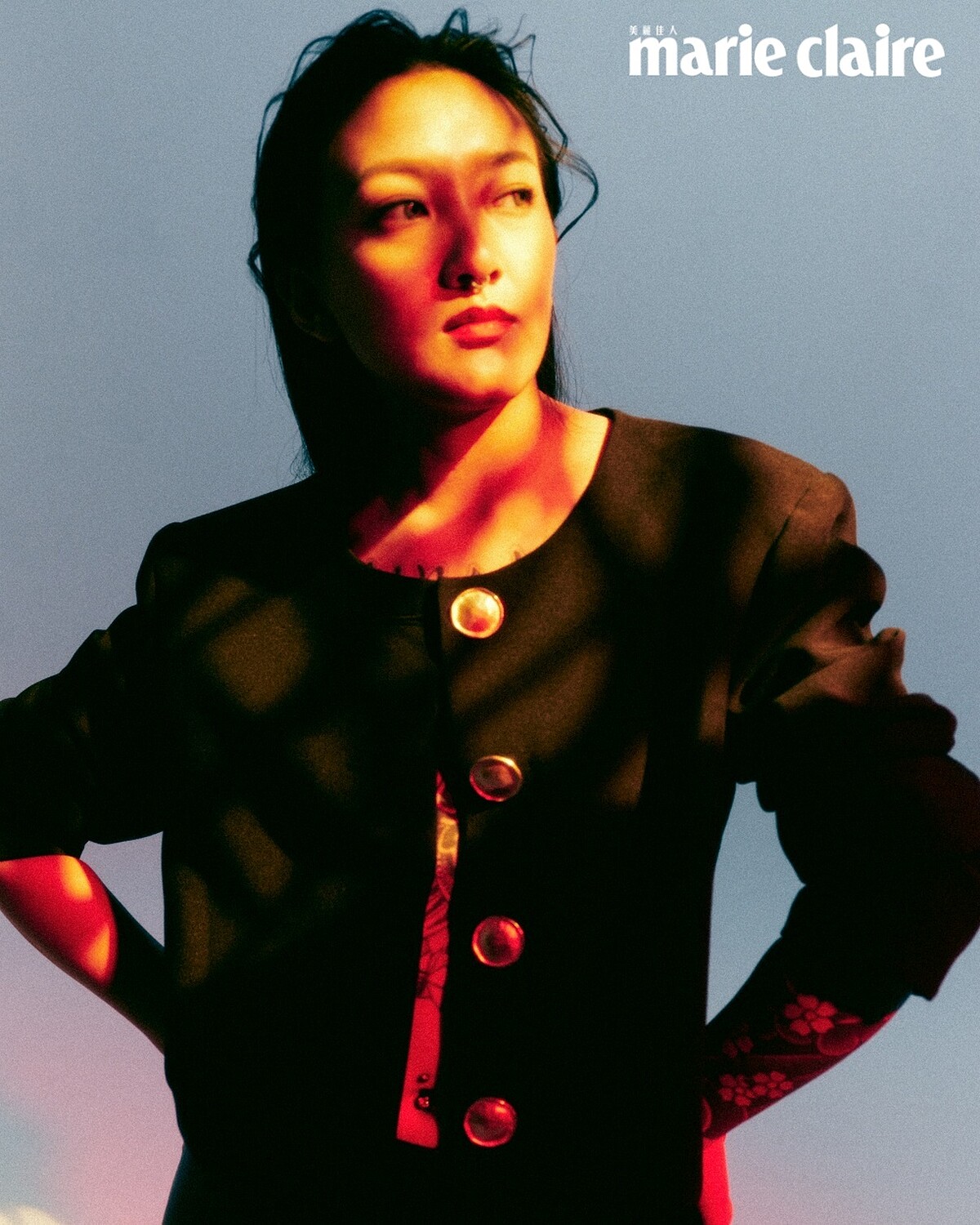 金釦裝飾外套、皮革喇叭褲，all by H&M。