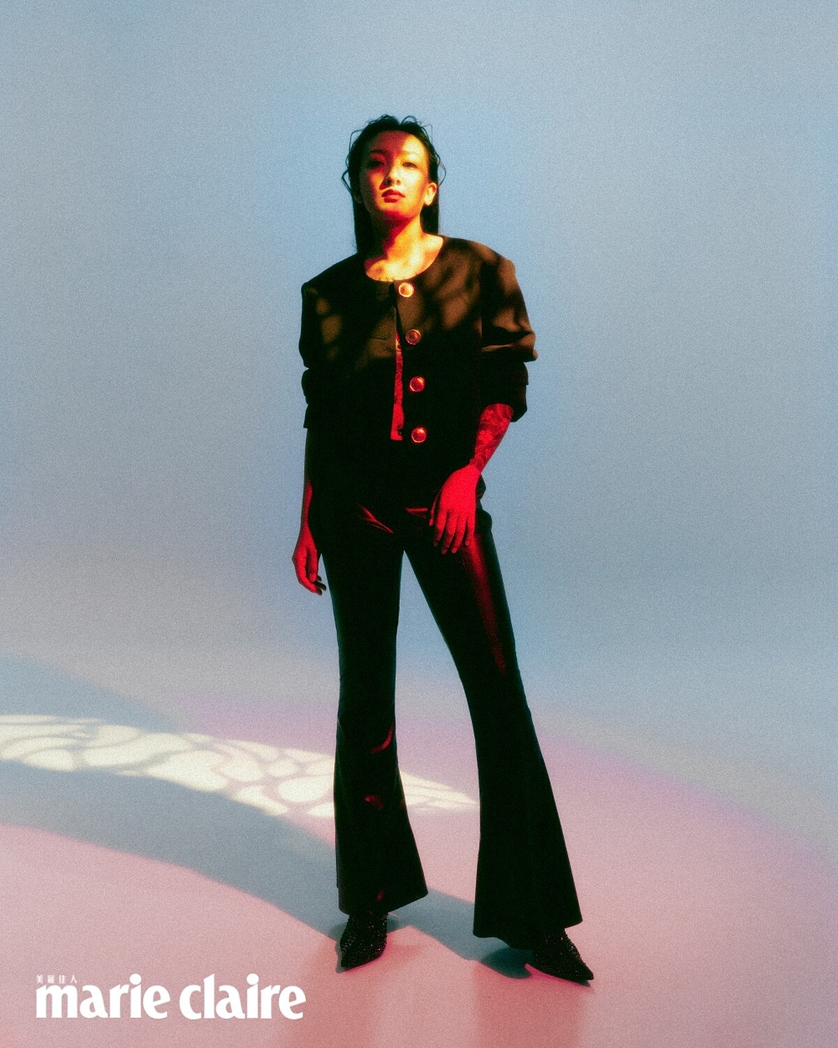 金釦裝飾外套、皮革喇叭褲、水鑽尖頭靴，all by H&M。