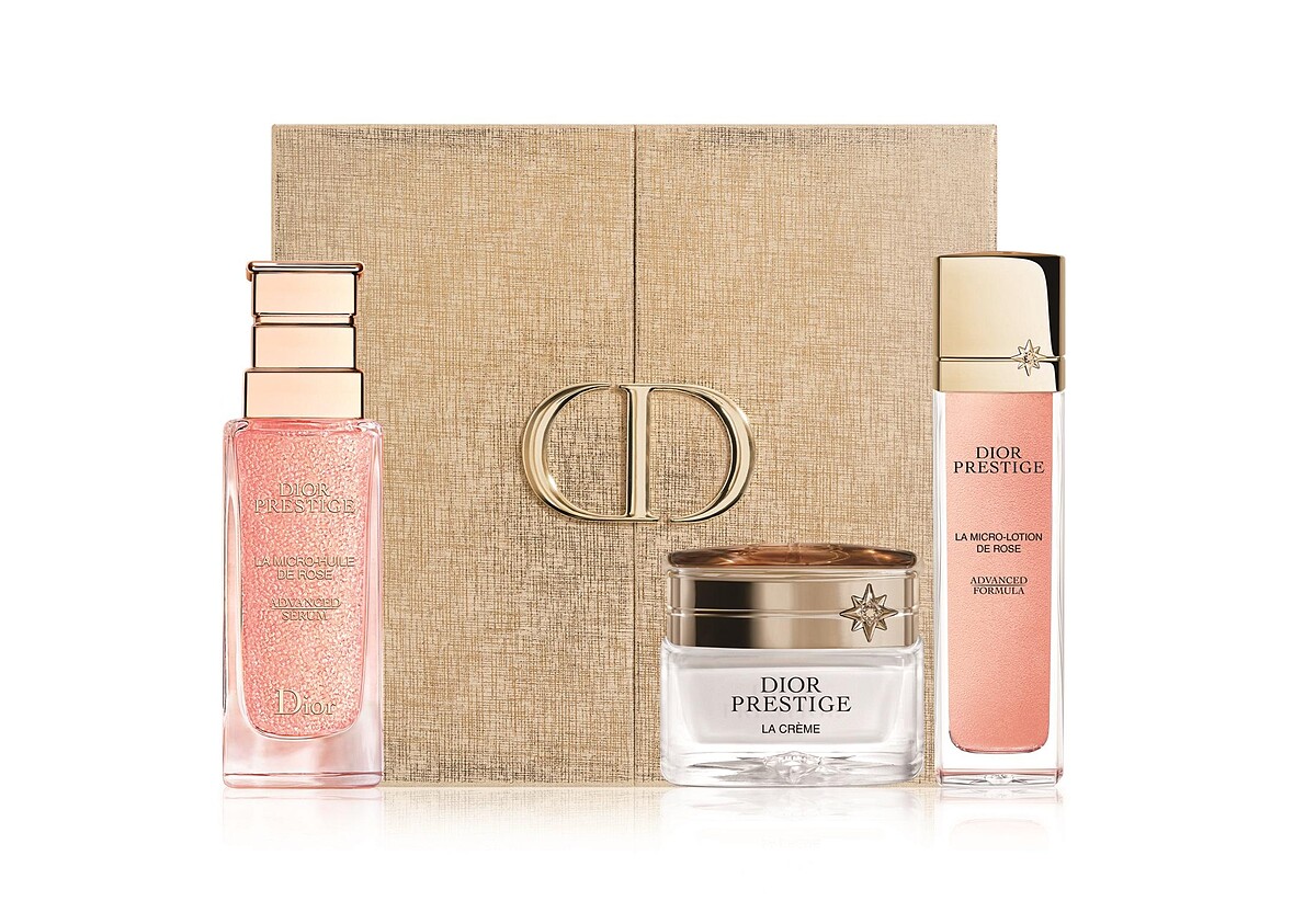 迪奧精萃再生玫瑰微導精露組，內含：精萃再生玫瑰微導精露50ml+精萃再生微導青春凝露30ml+精萃再生玫瑰賦活乳霜(一般型) 15ml+美妝箱，NT$15,500。
