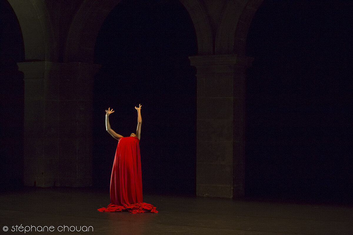 生於肯亞的藝術家萬吉魯．卡穆尤（Wanjiru Kamuyu）帶來的《我是紅》（Portraits in Red），探討因種族和社會偏見所塑造的審美標準。（Photo by Stephane Choucan）