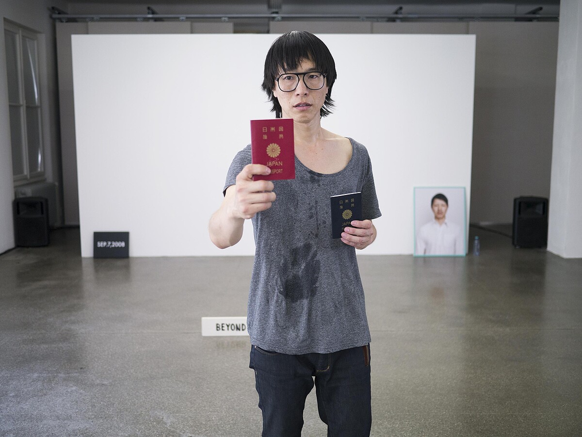 行為藝術家松根充和（Michikazu Matsune）以《跳舞吧！如果你想進入我的國家》（Dance, If You Want to Enter My Country!），檢視身份歧視和監控的陰暗面。