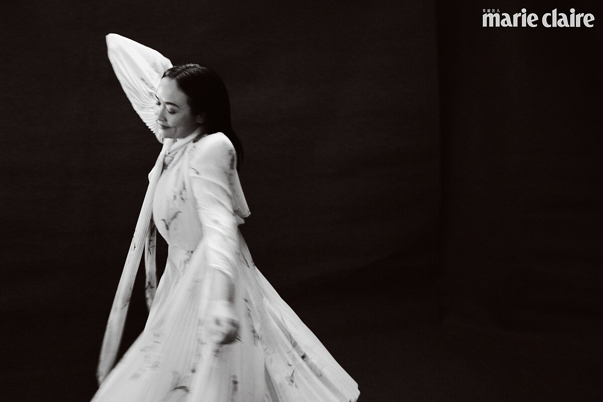 淺綠色印花雪紡上衣、皮質百褶裙，both by Balenciaga。