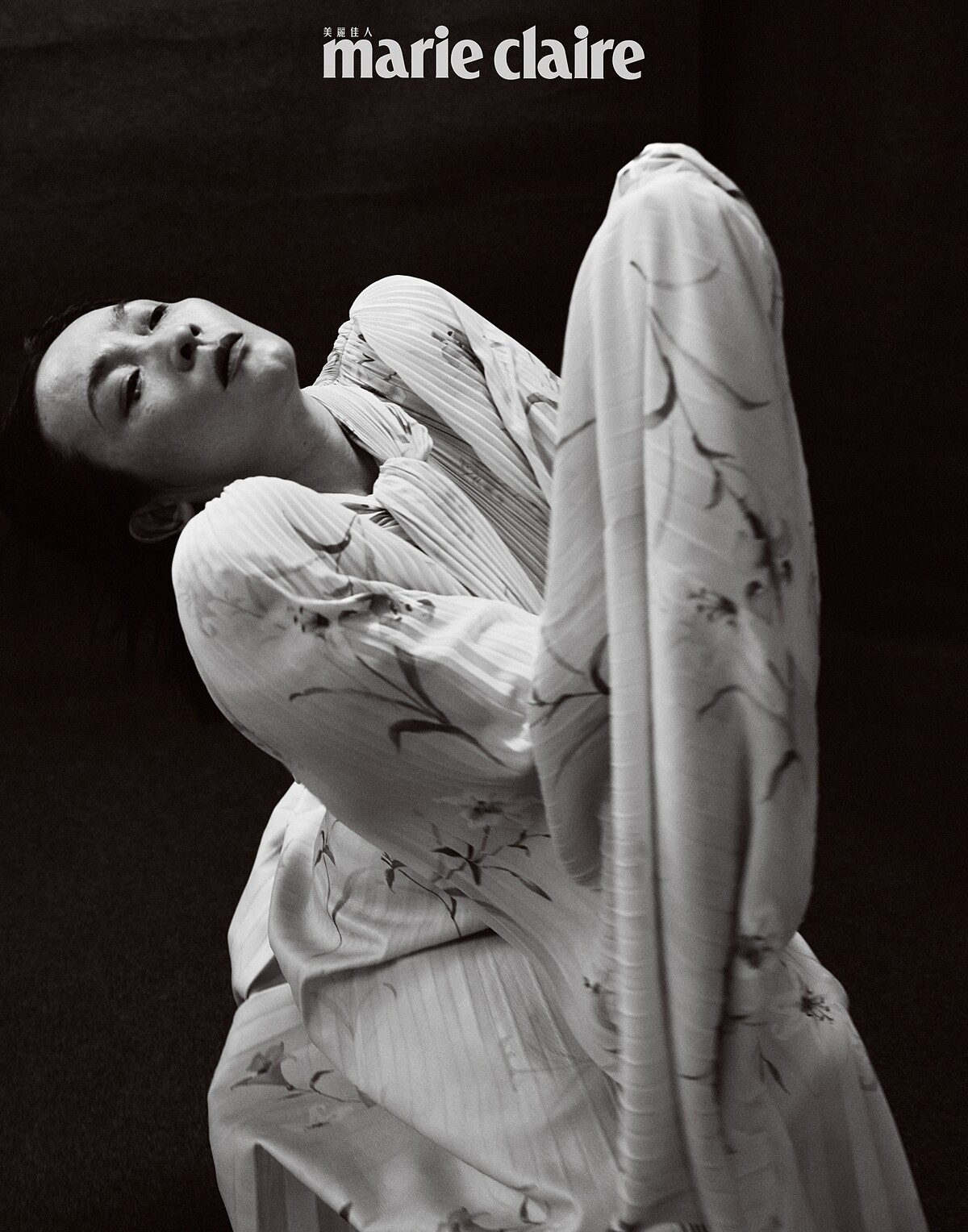 淺綠色印花雪紡上衣、皮質百褶裙，both by Balenciaga。