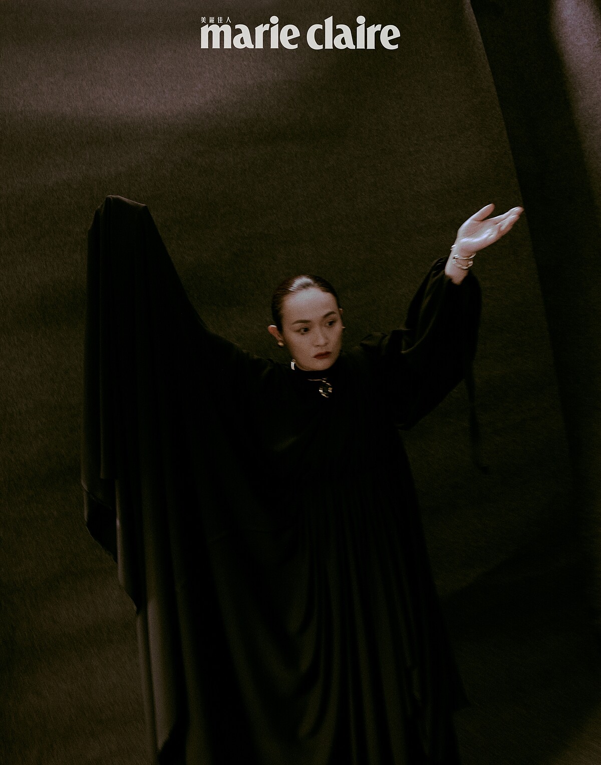 黑色雪紡洋裝，Balenciaga；金色耳環，Ferragamo；黑色寶石項鍊、金色手環，both by Chlo&eacute;。