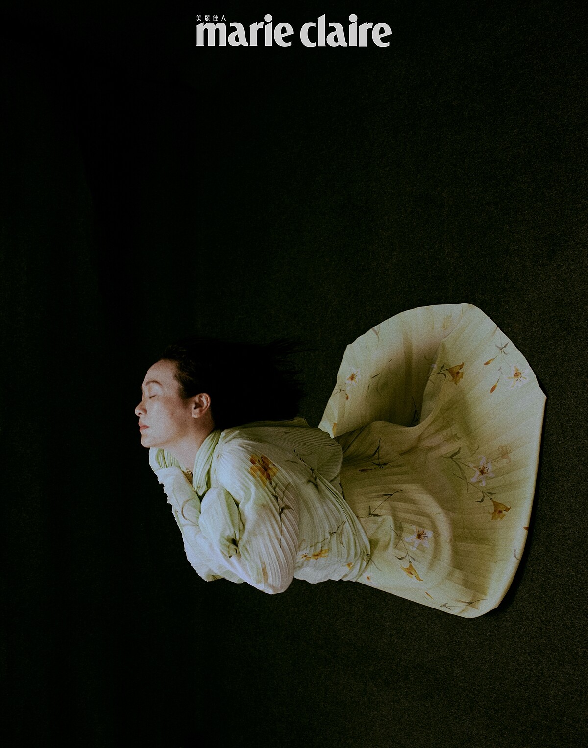 淺綠色印花雪紡上衣、皮質百褶裙、黑色皮長靴，all by Balenciaga。