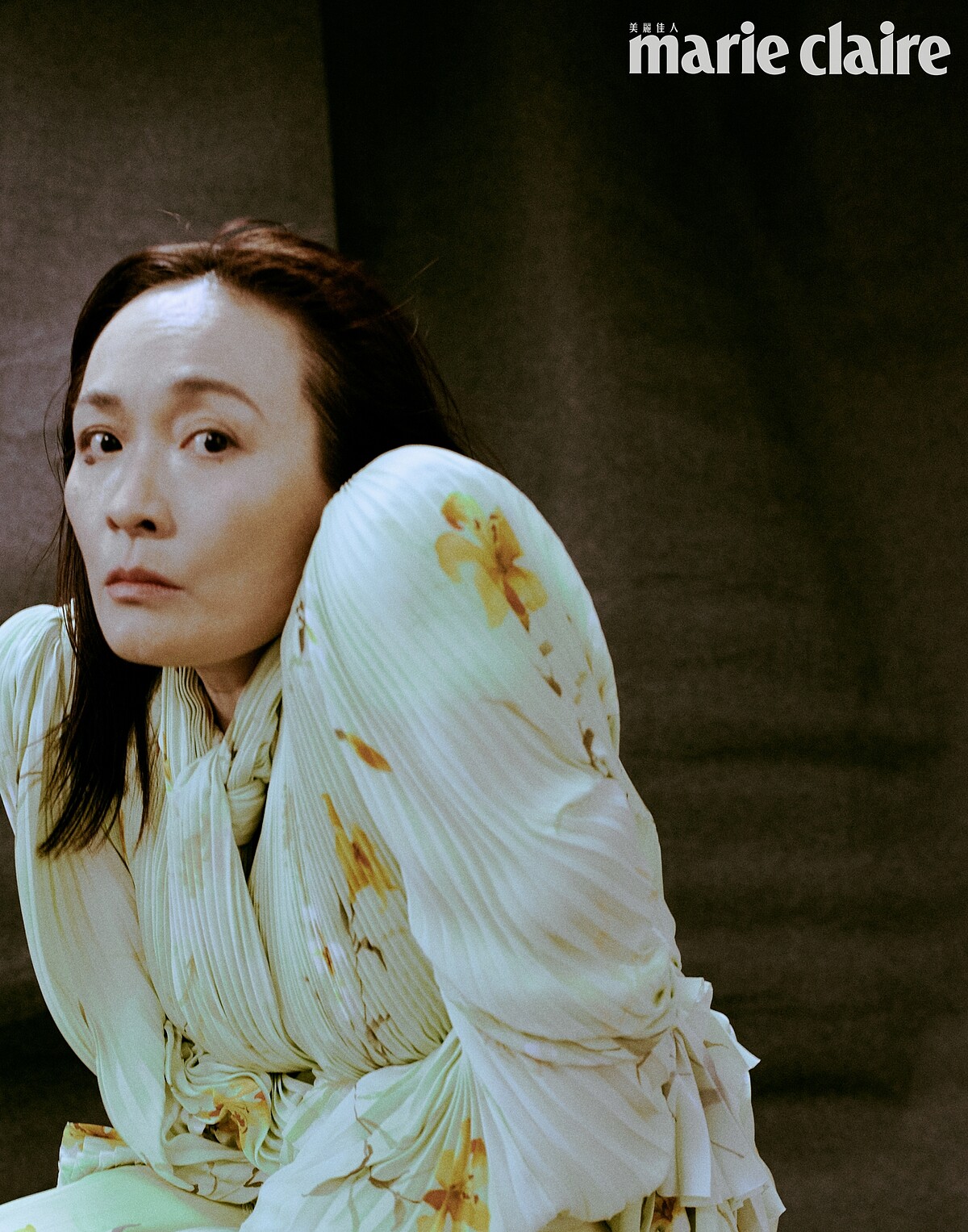 淺綠色印花雪紡上衣、皮質百褶裙，both by Balenciaga。