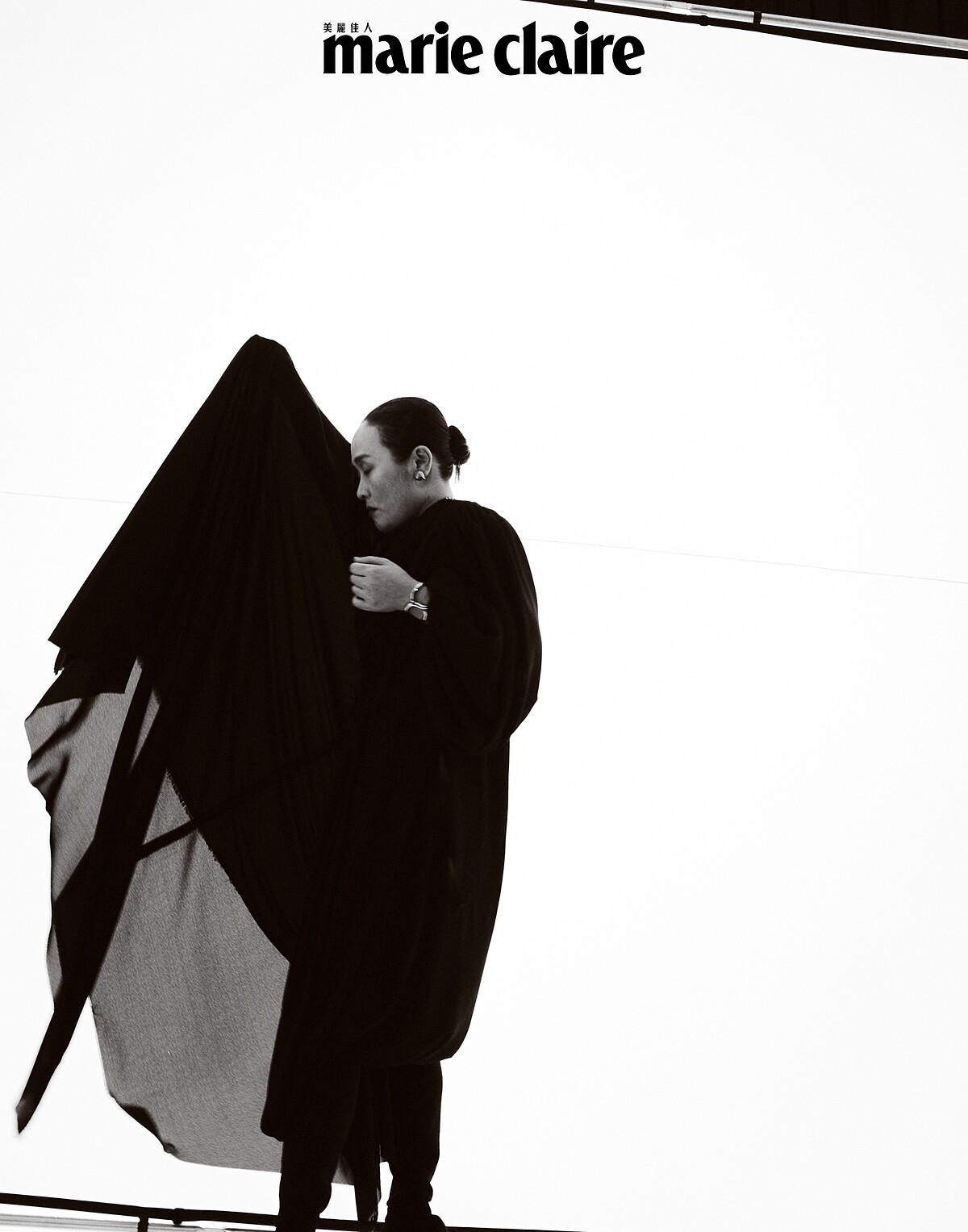 黑色雪紡洋裝、黑色皮長靴，both by Balenciaga；金色耳環，Ferragamo；黑色寶石項鍊、金色手環，both by Chlo&eacute;。