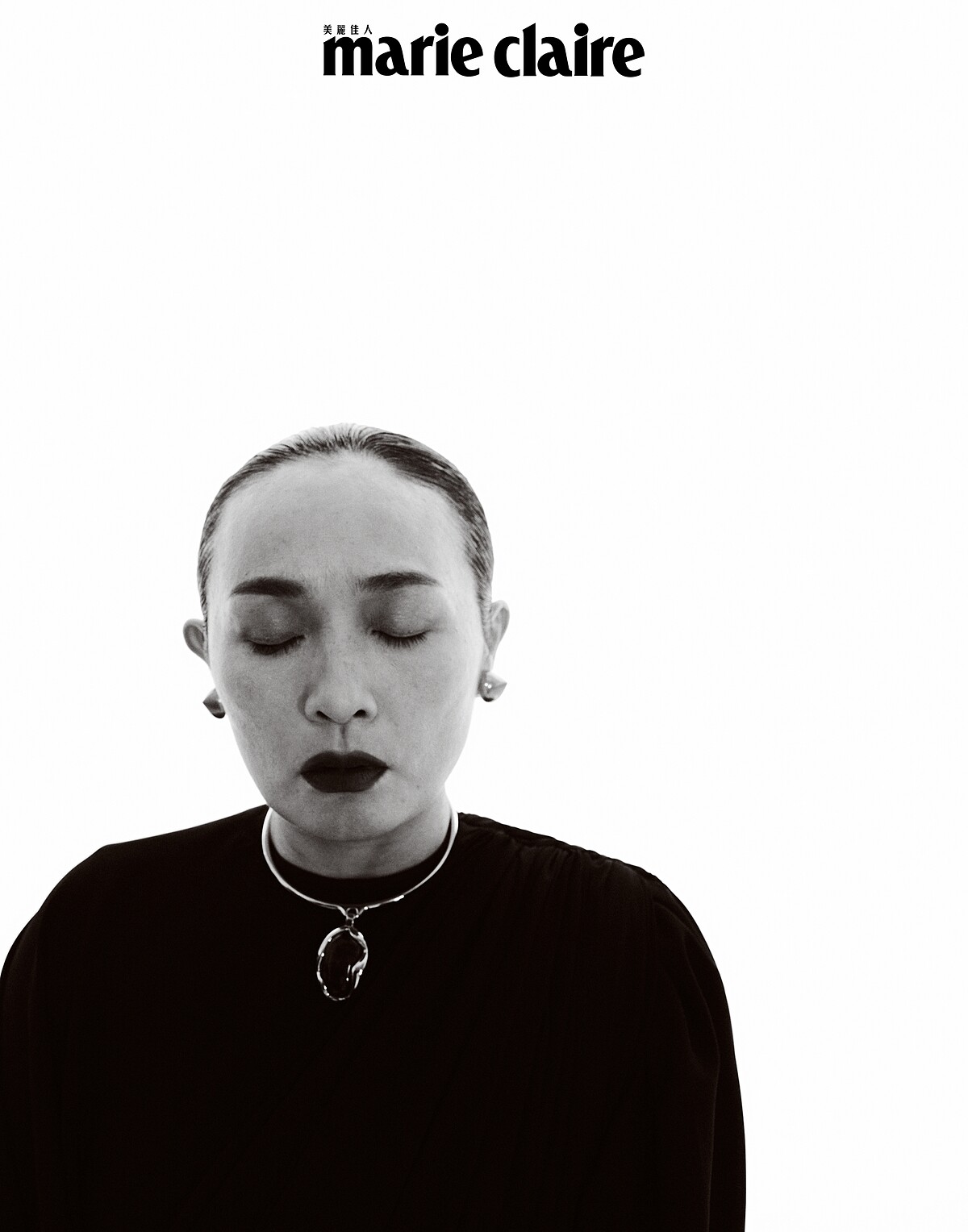 黑色雪紡洋裝，Balenciaga；金色耳環，Ferragamo；黑色寶石項鍊，Chlo&eacute;。