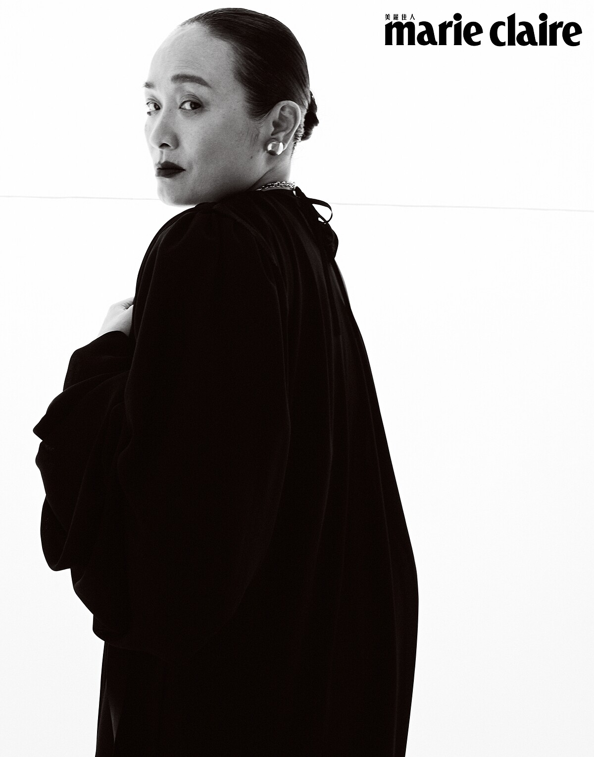 黑色雪紡洋裝，Balenciaga；金色耳環，Ferragamo；黑色寶石項鍊、金色手環，both by Chlo&eacute;。