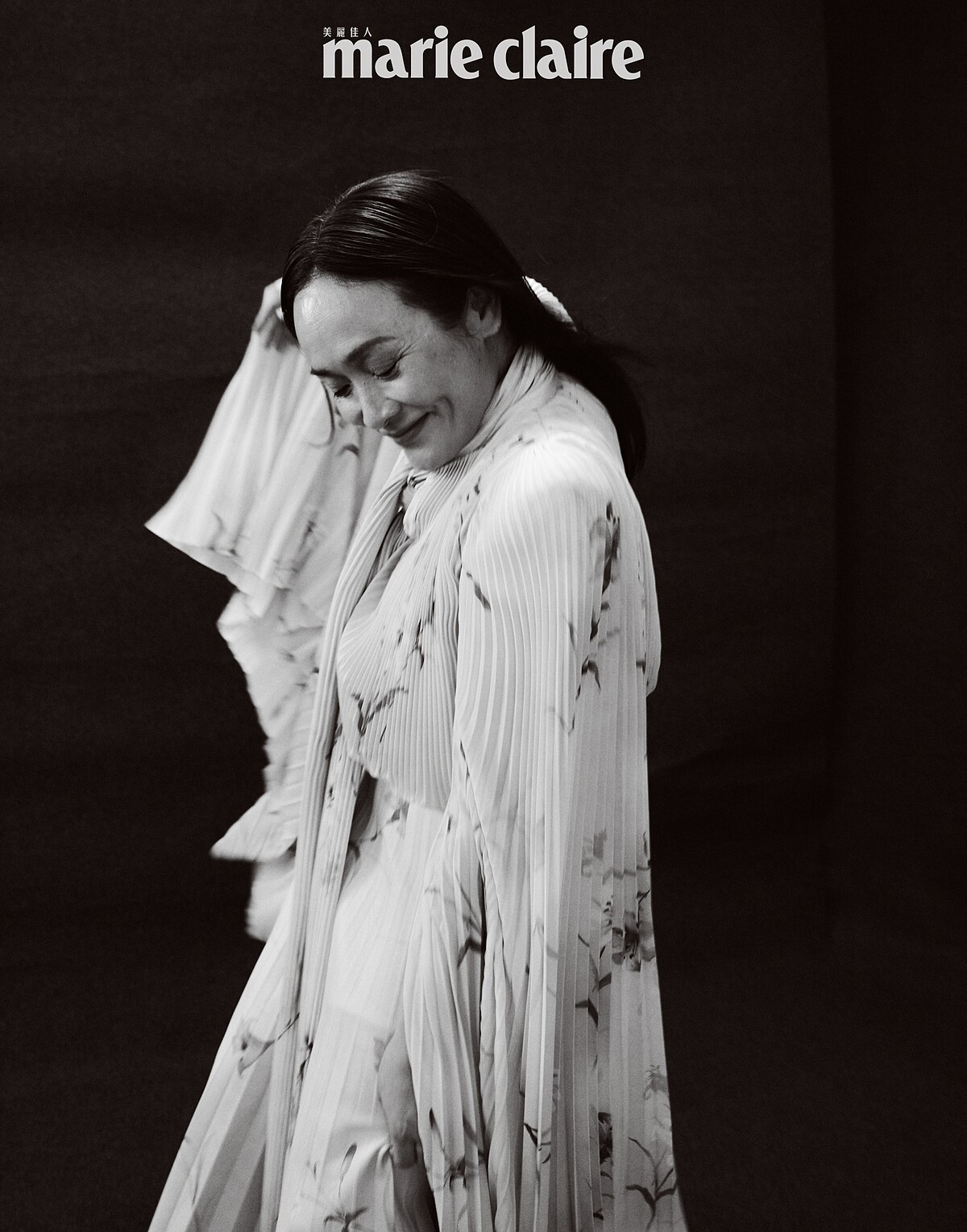 淺綠色印花雪紡上衣、皮質百褶裙，both by Balenciaga。