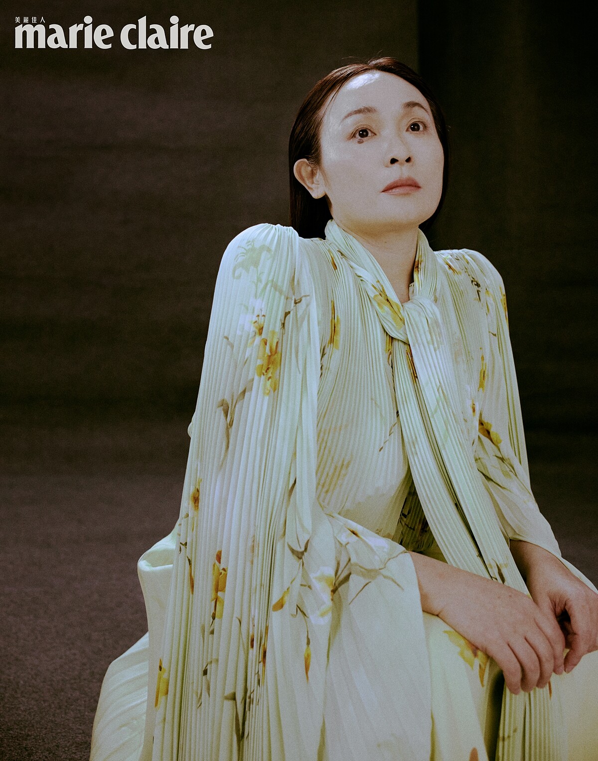 淺綠色印花雪紡上衣、皮質百褶裙，both by Balenciaga。