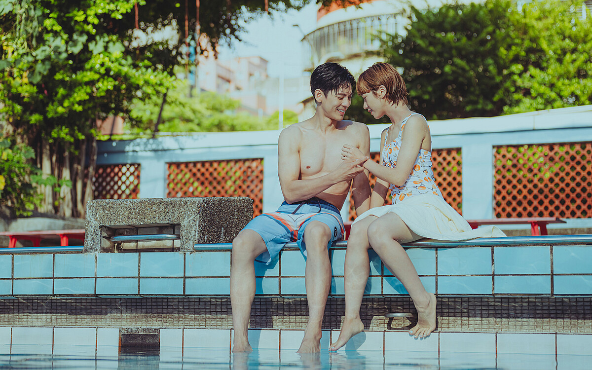 Netflix《此時此刻》林柏宏、Lulu黃路梓茵泳池約會擁抱