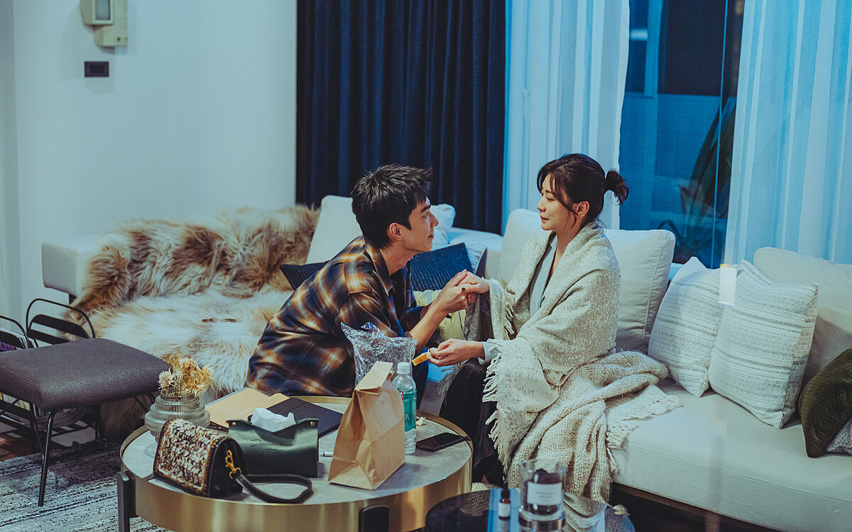 又甜又慾愛情影集《此時此刻》 曾敬驊濃情注視雙手緊握賈靜雯甜喊:嫁給我