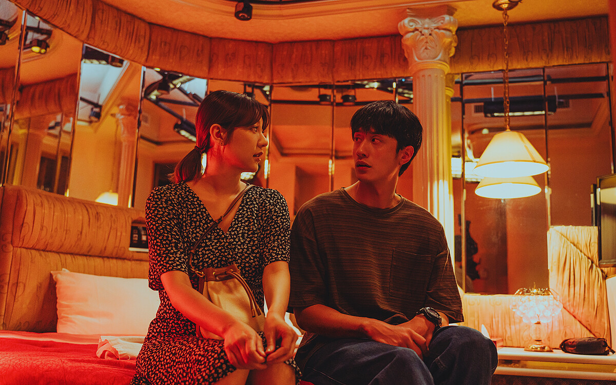 Netflix《此時此刻》郭雪芙與劉俊謙預告中同坐在雙人床上畫面曝光